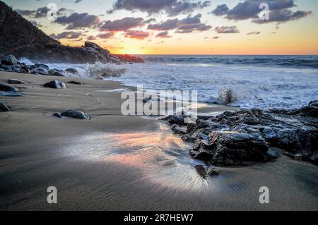 Wenn die Sonne über dem Pazifik untergeht, blühen Himmel, Wolken und Wasser in der Nähe von Puerto Vallarta, Mexiko. Stockfoto