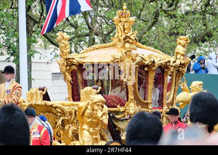 Ihre Majestäten, König Karl III. Und Königin Camilla am Krönungstag, im Gold State Coach auf der Rückfahrt zum Buckingham Palace. Stockfoto