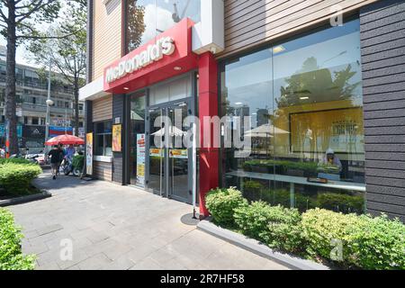 HO CHI MINH CITY, VIETNAM - CA. MÄRZ 2023: Eintritt in McDonald's Fast Food Restaurant in Ho Chi Minh City Stockfoto