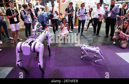 Paris, Frankreich. 15. Juni 2023. Die vierbeinigen Roboter der Unitree B1 werden auf der VivaTech Messe, einer der größten Technologiemessen Europas, am 15. Juni 2023 in Paris, Frankreich, gesehen. Die VivaTech Technologie-Start-ups und Innovationsmesse 2023 startete hier am Mittwoch und wird bis Samstag dauern und mehr als 2.500 Aussteller anziehen. VivaTech ist der weltweite Treffpunkt für Start-ups und Führungskräfte, um Innovationen und die Kraft der Technologie bei der Transformation von Unternehmen und Gesellschaft zu feiern. Kredit: Gao Jing/Xinhua/Alamy Live News Stockfoto