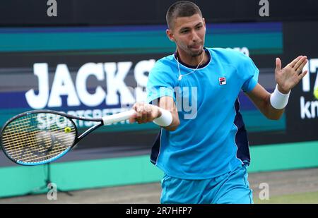 Alexei Popyrin (AUS) in Aktion in der zweiten Runde gegen Tallon Griekspoor (NED) während der Libema Open Grass Court Championships am 15. Juni 2023 in Rosmalen, Niederlande. Kredit: SCS/Soenar Chamid/AFLO/Alamy Live News Stockfoto