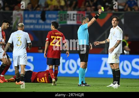 Nicolo Zaniolo (Italien)Slavko Vincic (Schiedsrichter)Robin Le Normand (Spanien) während des Spiels der UEFA Nations League 2022-2023 zwischen Spanien 2-1 Italien im De Grolsh Veste Stadion am 15. Juni 2023 in Enschede, Niederlande. Kredit: Maurizio Borsari/AFLO/Alamy Live News Stockfoto