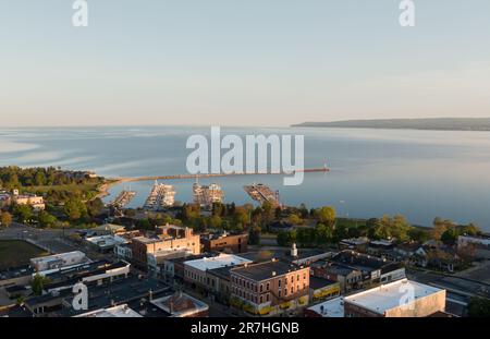 Blick aus der Vogelperspektive auf Petoskey und Little Traverse Bay am frühen Morgen im Sommer Stockfoto