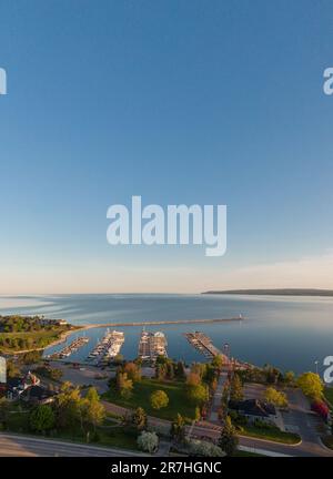 Luftaufnahme des Yachthafens in Petoskey an einem Sommermorgen Stockfoto