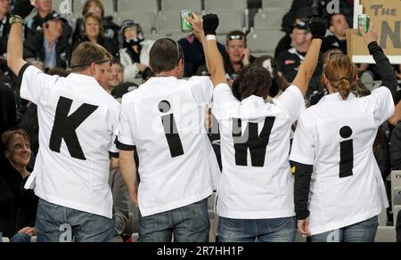 Die Fans erwarten den Beginn des Viertelfinalspiels Neuseeland gegen Argentinien 4 der Rugby-Weltmeisterschaft 2011, Eden Park, Auckland, Neuseeland, Sonntag, 09. Oktober 2011. Stockfoto