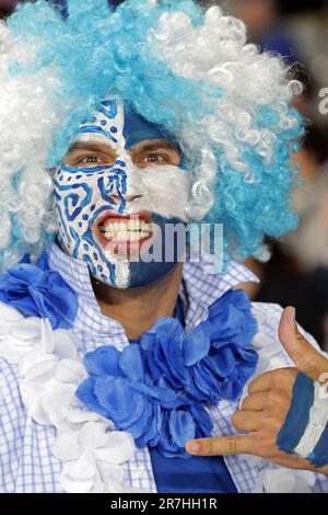 Ein Unterstützer erwartet den Beginn des Viertelfinalspiels Neuseeland gegen Argentinien 4 der Rugby-Weltmeisterschaft 2011, Eden Park, Auckland, Neuseeland, Sonntag, 09. Oktober 2011. Stockfoto