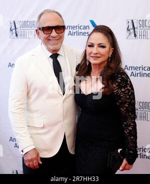 New York, Usa. 15. Juni 2023. Gloria Estefan und ihr Ehemann Emilio Estefan kommen am Donnerstag, den 15. Juni 2023 in New York City auf dem roten Teppich zur Gala der Songwriters Hall of Fame Induction and Awards 2023 im New York Marriott Marquis an. Foto: John Angelillo/UPI Credit: UPI/Alamy Live News Stockfoto