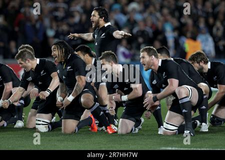 Piri Weepu führt an, während Neuseeland einen Haka aufführt, bevor es im Viertelfinalspiel 4 der Rugby-Weltmeisterschaft 2011 in Argentinien spielt, Eden Park, Auckland, Neuseeland, Sonntag, 09. Oktober 2011. Stockfoto