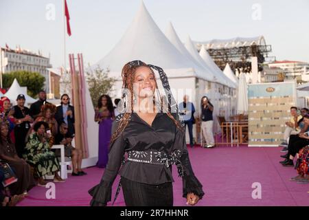 Cannes, 2023. 25. Mai 2023. Uzoamaka Njoku präsentiert die Sammlung von Issa Sorogo bei einem Cocktailempfang, der von der Botschaft Nigerias in Frankreich ausgerichtet wird Stockfoto