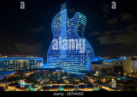 Blick aus der Vogelperspektive auf das gitarrenförmige Seminole Hard Rock Hotel and Casino in Hollywood, Florida Stockfoto