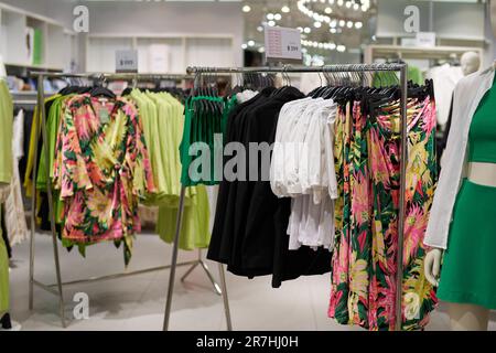 PATTAYA, THAILAND - CIRCA APRIL 2023: Innenaufnahme des H and M-Einzelhandelsgeschäfts. H and M konzentriert sich auf schnelle Bekleidung für Herren, Damen, Teenager und Stockfoto