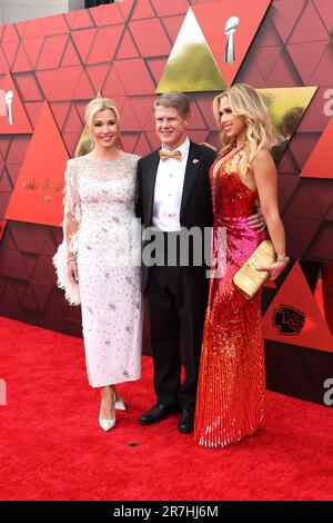 Kansas City, USA. 15. Juni 2023. Clark Hunt, Eigentümer der Kansas City Chiefs, seine Frau Ava Hunt und Tochter Gracie Hunt gehen auf dem roten Teppich bei der Zeremonie des Kansas City Chiefs Ring, die am 15. Juni 2023 an der Union Station in Kansas City, MO, stattfindet. Die Chiefs gewannen den Super Bowl LVII, indem sie die Philadelphia Eagles 38-35 besiegten. (Foto: Gary Rohman/Sipa USA) Guthaben: SIPA USA/Alamy Live News Stockfoto