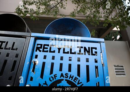 Asheville, North Carolina, USA. 8. Juni 2023. Recycling- und Mülltonnen Downtown Asheville, North Carolina (Kreditbild: © Robin Rayne/ZUMA Press Wire) NUR REDAKTIONELLE VERWENDUNG! Nicht für den kommerziellen GEBRAUCH! Stockfoto