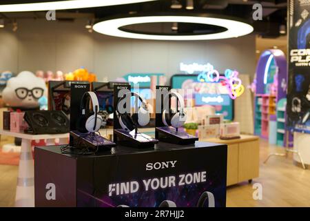 BANGKOK, THAILAND - CIRCA APRIL 2023: Siam Discovery Shopping Center. Stockfoto