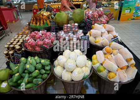PATTAYA, THAILAND - CIRCA APRIL 2023: Produkte werden im Big C Supermarkt in Pattaya ausgestellt. Big C ist ein Einzelhändler für Lebensmittel und allgemeine Merchandising-Produkte. Stockfoto