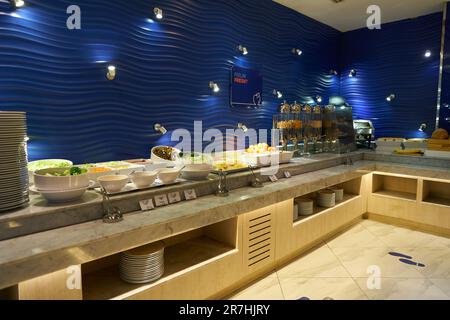 PATTAYA, THAILAND - CIRCA APRIL 2023: Innenaufnahme des Holiday Inn Express Pattaya Central. Stockfoto