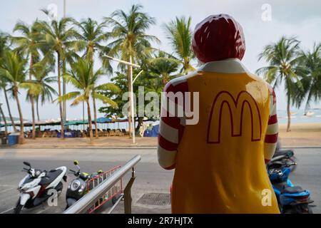 PATTAYA, THAILAND - CIRCA APRIL 2023: Lebensgroße Ronald McDonald Statue begrüßt Gäste im McDonald's Restaurant in Pattaya. Stockfoto