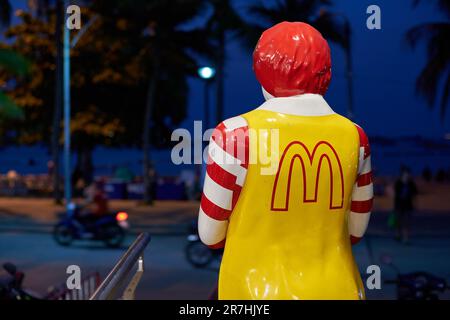 PATTAYA, THAILAND - CIRCA APRIL 2023: Lebensgroße Ronald McDonald Statue begrüßt Gäste im McDonald's Restaurant in Pattaya. Stockfoto