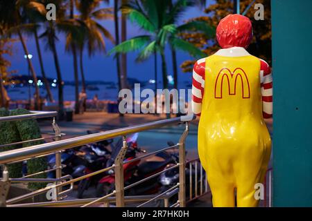 PATTAYA, THAILAND - CIRCA APRIL 2023: Lebensgroße Ronald McDonald Statue begrüßt Gäste im McDonald's Restaurant in Pattaya. Stockfoto