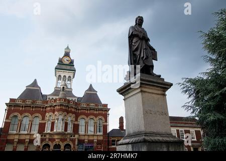 Eine Bronzestatue von Sir Isaac Newton (1642-1727) auf St. Peters Hill, Grantham, Lincolnshire. Die Statue, die dem berühmtesten Sohn der Stadt gedenkt, wurde 1858 enthüllt und steht vor dem Rathaus. Stockfoto