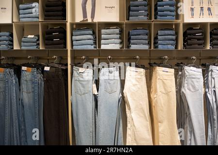 PATTAYA, THAILAND - CIRCA APRIL 2023: Jeans im H and M-Einzelhandelsgeschäft ausgestellt. H and M konzentriert sich auf schnelle Bekleidung für Herren, Damen, Teenager, an Stockfoto