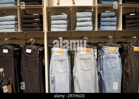 PATTAYA, THAILAND - CIRCA APRIL 2023: Jeans im H and M-Einzelhandelsgeschäft ausgestellt. H and M konzentriert sich auf schnelle Bekleidung für Herren, Damen, Teenager, an Stockfoto