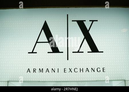 PATTAYA, THAILAND - CIRCA APRIL 2023: Armani Exchange Schild wie im Einzelhandel im Central Pattaya (CentralFestival Pattaya Beach) Einkaufszentrum zu sehen. Stockfoto