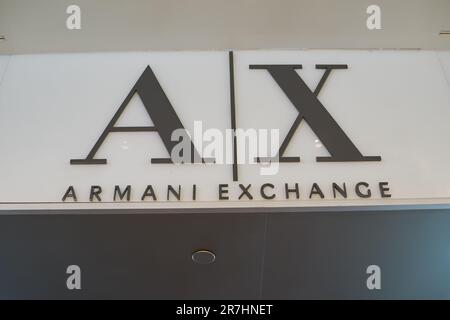 PATTAYA, THAILAND - CIRCA APRIL 2023: Armani Exchange Schild wie im Einzelhandel im Central Pattaya (CentralFestival Pattaya Beach) Einkaufszentrum zu sehen. Stockfoto