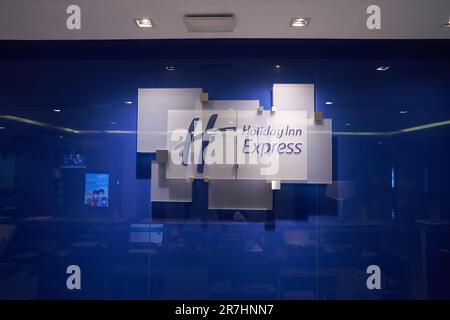 PATTAYA, THAILAND - CIRCA APRIL 2023: Nahaufnahme des Holiday Inn Express Schilds wie im Holiday Inn Express Pattaya Central. Stockfoto