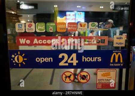 PATTAYA, THAILAND - CIRCA APRIL 2023: Nahaufnahme des Schilds „Open 24 hours“ (geöffnet), wie im McDonald's Fast Food Restaurant in Pattaya zu sehen. Stockfoto