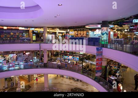 PATTAYA, THAILAND - CIRCA APRIL 2023: Innenaufnahme von Terminal 21 Pattaya. Stockfoto