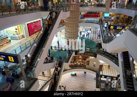 PATTAYA, THAILAND - CIRCA APRIL 2023: Innenaufnahme von Terminal 21 Pattaya. Stockfoto