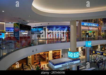 PATTAYA, THAILAND - CIRCA APRIL 2023: Innenaufnahme von Terminal 21 Pattaya. Stockfoto