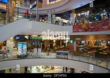 PATTAYA, THAILAND - CIRCA APRIL 2023: Innenaufnahme von Terminal 21 Pattaya. Stockfoto