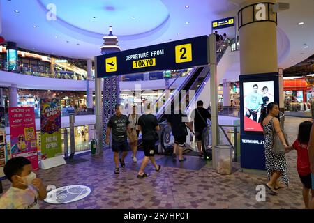 PATTAYA, THAILAND - CIRCA APRIL 2023: Innenaufnahme von Terminal 21 Pattaya. Stockfoto