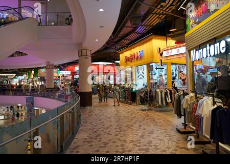 PATTAYA, THAILAND - CIRCA APRIL 2023: Innenaufnahme von Terminal 21 Pattaya. Stockfoto