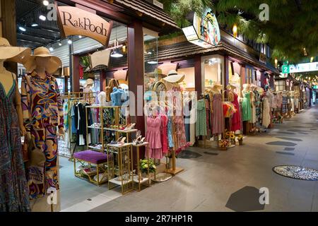 PATTAYA, THAILAND - CIRCA APRIL 2023: Innenaufnahme von Terminal 21 Pattaya. Stockfoto