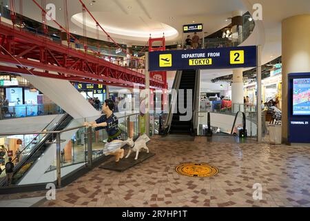 PATTAYA, THAILAND - CIRCA APRIL 2023: Innenaufnahme von Terminal 21 Pattaya. Stockfoto