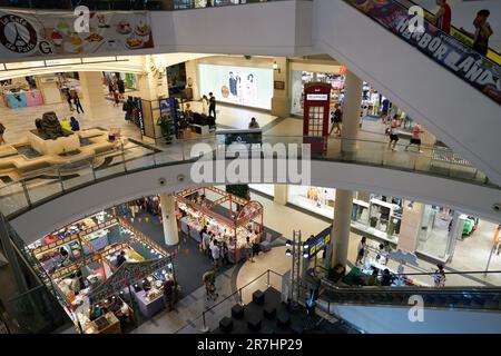 PATTAYA, THAILAND - CIRCA APRIL 2023: Innenaufnahme von Terminal 21 Pattaya. Stockfoto