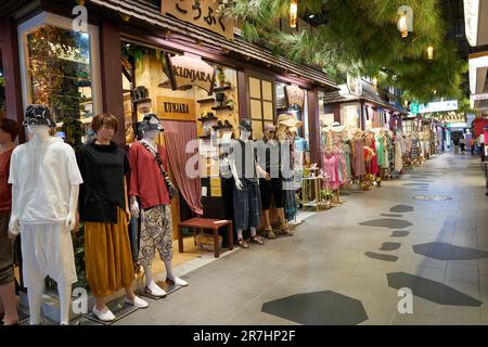 PATTAYA, THAILAND - CIRCA APRIL 2023: Innenaufnahme von Terminal 21 Pattaya. Stockfoto