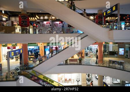 PATTAYA, THAILAND - CIRCA APRIL 2023: Innenaufnahme von Terminal 21 Pattaya. Stockfoto