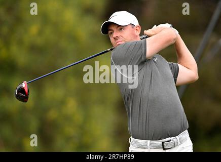 Los Angeles, Usa. 15. Juni 2023. Rory McIlroy aus Nordirland treibt den Ball in der ersten Runde der US-2023 auf dem 18.-T-Shirt an Geöffnet im Los Angeles Country Club in Los Angeles am Donnerstag, den 15. Juni 2023. McIlroy schloss mit einem Par 65, der fünf Jahre unter dem Par lag. Foto von Alex Gallardo/UPI Credit: UPI/Alamy Live News Stockfoto