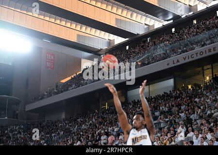 Paris, Frankreich. 15. Juni 2023. Die Menge während des Basketballspiels der Betclic Elite (Finale) zwischen AS Monaco (ASM) und Metropolitans 92 (Mets oder Boulogne-Levallois) am 15. Juni 2023 in Roland Garros in Paris, Frankreich. Kredit: Victor Joly/Alamy Live News Stockfoto