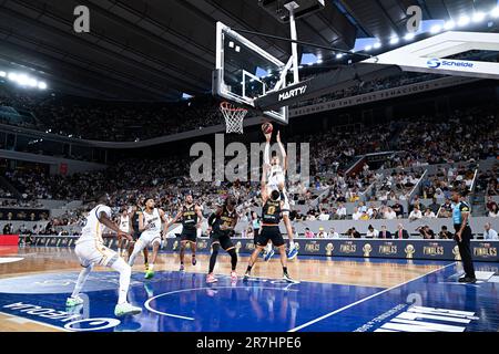 Paris, Frankreich. 15. Juni 2023. Victor Wembanyama beim Basketballspiel der Betclic Elite (Finale) zwischen AS Monaco (ASM) und Metropolitans 92 (Mets oder Boulogne-Levallois) am 15. Juni 2023 in Roland Garros in Paris, Frankreich. Kredit: Victor Joly/Alamy Live News Stockfoto