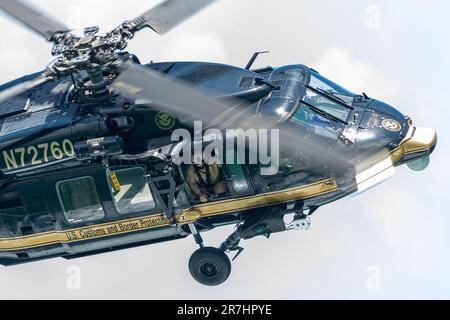 Die Zollbehörde, die einen Verdächtigen aufspürt. Stockfoto