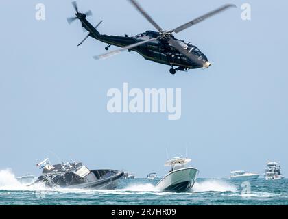 Die Zollbehörde, die einen Verdächtigen aufspürt. Stockfoto