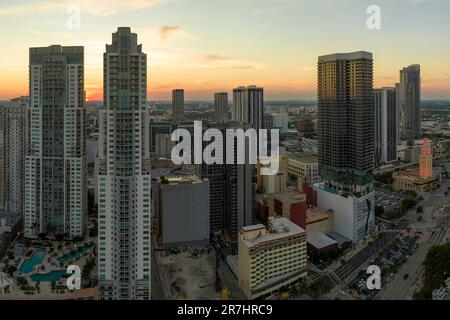 Blick von oben auf Wolkenkratzer aus Beton und Glas im Stadtteil Miami Brickell in Florida, USA bei Sonnenuntergang. Amerikanische Megapolis mit B Stockfoto