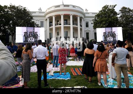 Washington, Vereinigte Staaten. 15. Juni 2023. Gäste bei einer Vorführung des Films „Flamin“ Hot auf dem südlichen Rasen des Weißen Hauses in Washington, DC, am 15. Juni 2023. Kredit: Yuri Gripas/Pool über CNP/dpa/Alamy Live News Stockfoto