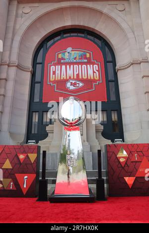 Kansas City, USA. 15. Juni 2023. Super Bowl Trophy bei der Zeremonie des Kansas City Chiefs Ring, die am 15. Juni 2023 an der Union Station in Kansas City, MO, stattfindet. Die Chiefs gewannen den Super Bowl LVII, indem sie die Philadelphia Eagles 38-35 besiegten. (Foto: Gary Rohman/Sipa USA) Guthaben: SIPA USA/Alamy Live News Stockfoto