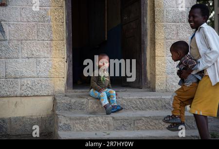 Mekele, Äthiopien. 15. Mai 2023. Ein Baby, das auf der Treppe eines „IDP-Zentrums“ in der Stadt Mekele sitzt. Tigray, der blutigste Krieg des 21. Jahrhunderts, hat seit zwei Jahren mindestens 600.000 Tote hinterlassen, und jetzt verhungern Zivilisten weiter. (Foto: Ximena Borrazas/SOPA Images/Sipa USA) Guthaben: SIPA USA/Alamy Live News Stockfoto